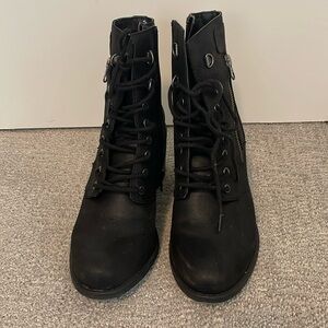 White Mountain Black bootie Size 8